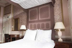 Een bed of bedden in een kamer bij Hotel Fidder - Patrick's Whisky Bar