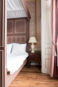 Een bed of bedden in een kamer bij Hotel Fidder - Patrick's Whisky Bar