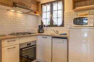 Kuchyň nebo kuchyňský kout v ubytování Duplex vue Piscine B