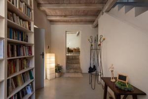 un soggiorno con tavolo, librerie e corridoio di La Casa della bifora / The House of the mullion a Sermoneta