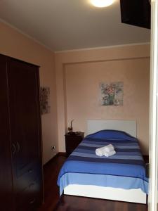 um quarto com uma cama com um cobertor azul e branco em Ciuri Ciuri em Augusta