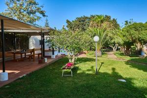 A garden outside Villa Morenanoemi - private pool