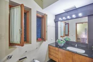 A bathroom at Villa Morenanoemi - private pool