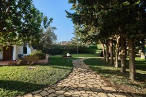 A garden outside Villa Morenanoemi - private pool