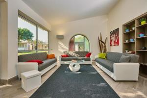 A seating area at Villa Morenanoemi - private pool