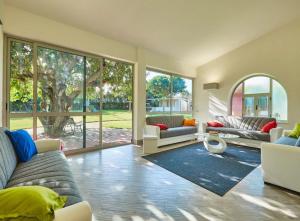 A seating area at Villa Morenanoemi - private pool