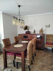 uma sala de jantar com uma mesa de madeira e cadeiras em apartamento lahuerta em Bronchales