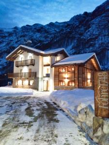 a house in the snow with mountains in the background at Fohre1748 in Gressoney-la-Trinité