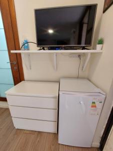TV a/nebo společenská místnost v ubytování Cute guest room