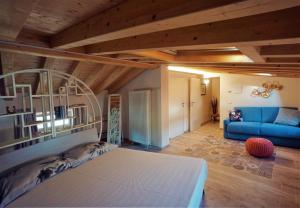 un soggiorno con letto e divano blu di Toson d'Oro Bed & Breakfast a Sabbioneta