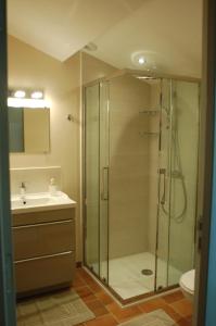 La salle de bains est pourvue d'une douche, d'un lavabo et de toilettes. dans l'établissement La Grange d'Etxexuria, 