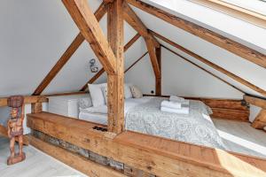 um quarto com uma cama num sótão em Lion Apartments - Sopot Cosy Attic em Sopot