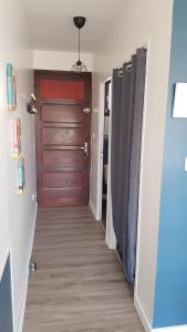 einen Flur mit Holztür und Flur mit in der Unterkunft JOLI STUDIO 50M DE LA MER in Valras-Plage