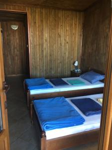 Дървени къщички - Лион tesisinde bir odada yatak veya yataklar