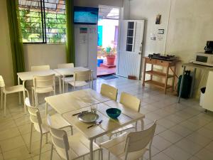 
a dining room table and chairs in a kitchen at Alojamientos Neca in San Andrés
