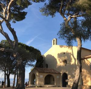 a church with trees in front of it at Les Petits Volets 3 appartements au choix in Antibes