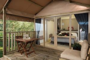 Camping Village Scaglieri的阳台或露台