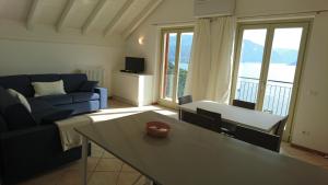TV a/nebo společenská místnost v ubytování Lakecomoweb Apartments