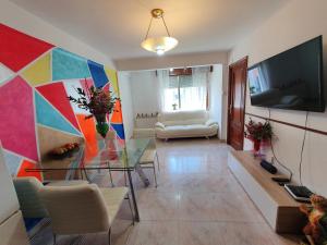 Televízia a/alebo spoločenská miestnosť v ubytovaní APT para Amigos y Familias