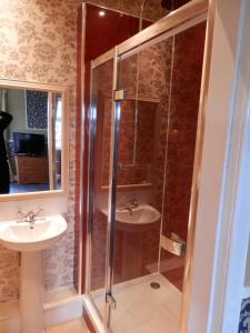 a bathroom with two sinks and a shower at The Glen Guesthouse in Selkirk
