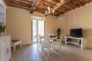 a kitchen and dining room with a table and chairs at Garden Relays Villa Rosy in Massarosa