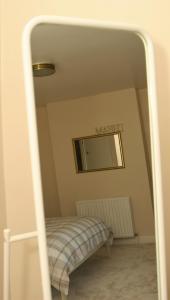 un espejo en una habitación con un banco frente a un espejo en Twizell Lane en Beamish