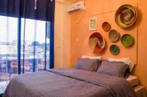 Un pat sau paturi într-o cameră la Un cocon en plein centre ville! En Caze LONDON