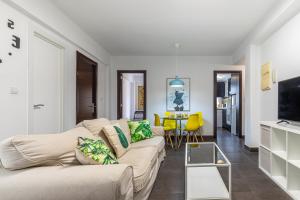 Televízia a/alebo spoločenská miestnosť v ubytovaní FUN BUILDING PENTHOUSES by HOMEABOUT