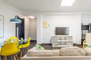 Televízia a/alebo spoločenská miestnosť v ubytovaní FUN BUILDING PENTHOUSES by HOMEABOUT