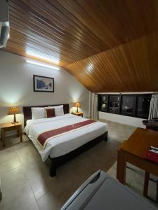 Postel nebo postele na pokoji v ubytování Sunshine Hoian Hotel