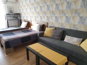 Posteľ alebo postele v izbe v ubytovaní Green Apartman Salgótarján