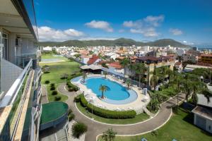 uma vista aérea de uma cidade com uma piscina em Oceania Park Hotel Spa & Convention em Florianópolis