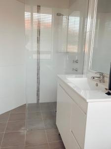 Koupelna v ubytování Carnarvon 3BR & 2BA Holiday House + 7 fotografií