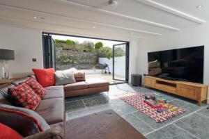 Gallery image of Rhif Un- Premium cottage with Log burner & private courtyard in Laugharne
