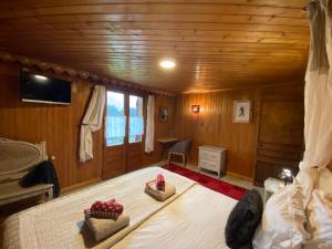 1 dormitorio con 1 cama en una habitación de madera en Chalet Génépi, en Montriond