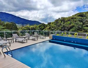 uma piscina no telhado de uma casa em Zenith Hotel Cameron em Tanah Rata