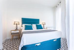 A bed or beds in a room at Rio Plaza en Madrid