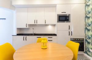 A kitchen or kitchenette at Rio Plaza en Madrid