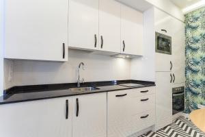 A kitchen or kitchenette at Rio Plaza en Madrid
