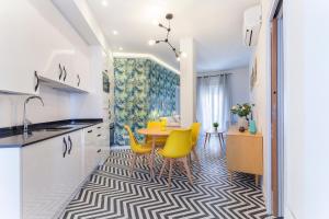 A kitchen or kitchenette at Rio Plaza en Madrid