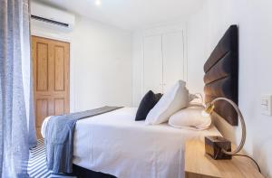 A bed or beds in a room at Rio Plaza en Madrid