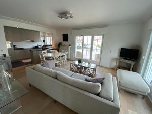 ein Wohnzimmer mit einem Sofa und einem Tisch in der Unterkunft Mar y sal in Knokke-Heist