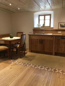 a room with a table and a kitchen and a table and chairs at Ferienhaus Villa Kunnibunt in Burgsalach