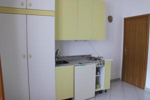 A kitchen or kitchenette at Casa Miclara monolocale - Mandorlo