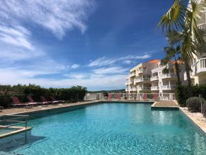 Bazén v ubytování Blue Bay Beach Villas & Apartments nebo v jeho okolí