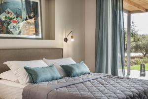 Un pat sau paturi într-o cameră la Villa LAOURA