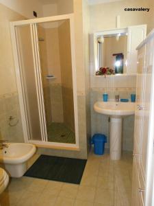 een badkamer met een douche, een wastafel en een toilet bij Casavalery Appartamento monolocale con vista lago in Bellagio