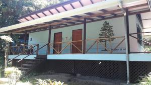 ein Haus im Bau mit offener Haustür in der Unterkunft Iguana Libre in Dominical