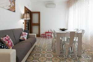 a living room with a couch and a table at Casa Colombo in Sperlonga
