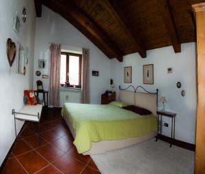 una camera da letto con un letto grande in una stanza di Trilly Bed & Breakfast a Oulx